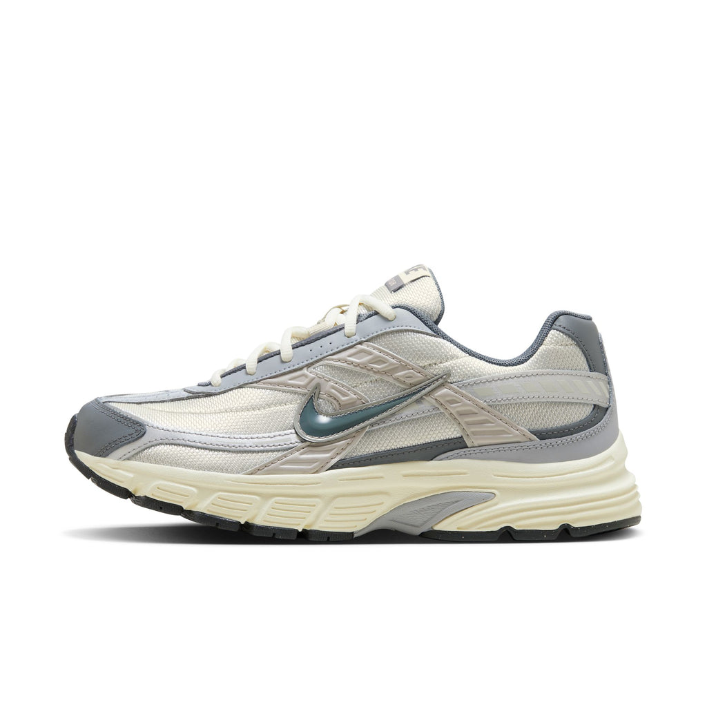 NIKE INITIATOR - LIGHT BONE/COCONUT MILK-METALLIC SILVER-SMOKE GREY