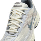 NIKE INITIATOR - LIGHT BONE/COCONUT MILK-METALLIC SILVER-SMOKE GREY