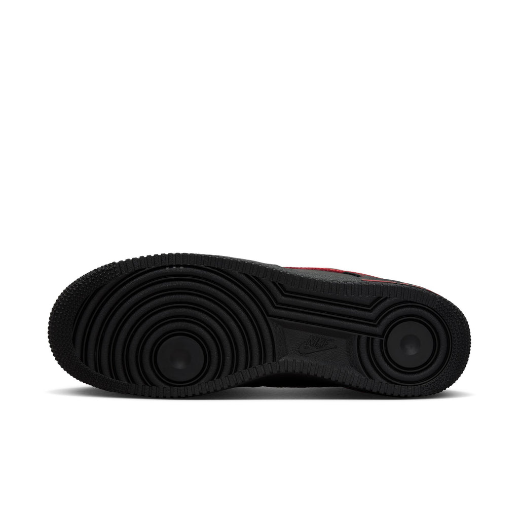 NIKE AIR FORCE 1 '07 LV8 - BLACK/UNIVERSITY RED-BLACK-BLACK