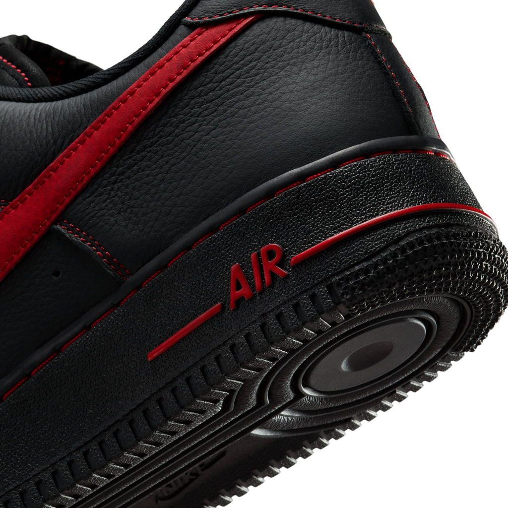 NIKE AIR FORCE 1 '07 LV8 - BLACK/UNIVERSITY RED-BLACK-BLACK