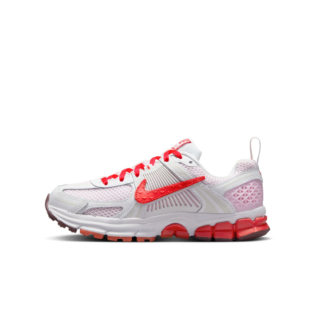 NIKE VOMERO 5 GS - SUMMIT WHITE/LT CRIMSON-PINK FOAM