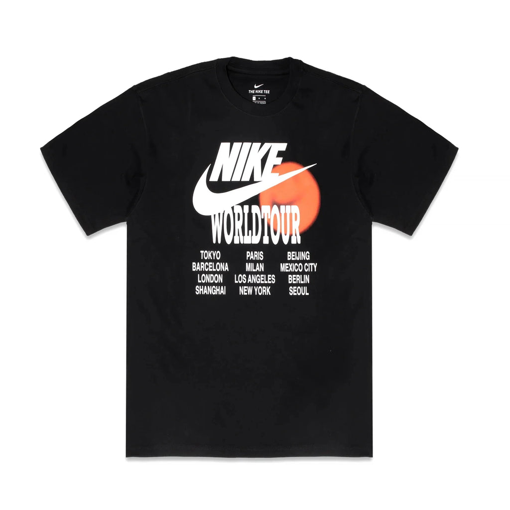 NIKE NSW WORLD TOUR T-SHIRT- BLACK