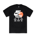 NIKE NSW WORLD TOUR T-SHIRT- BLACK